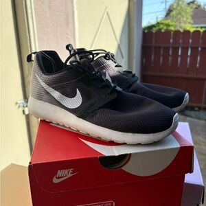 Nike Roshe Black and White GS 6Y (WMNs 7.5)
